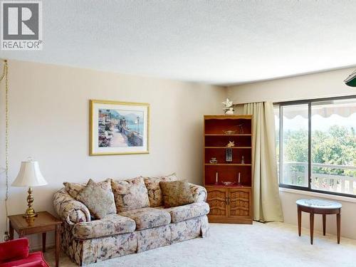 3763 Selkirk Ave, Powell River, BC - Indoor Photo Showing Living Room
