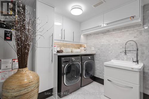 1031 Welwyn Drive, Mississauga, ON - Indoor Photo Showing Laundry Room
