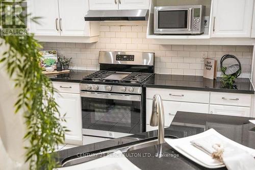 5522 Holbrook Road, Mississauga, ON - Indoor Photo Showing Kitchen With Upgraded Kitchen