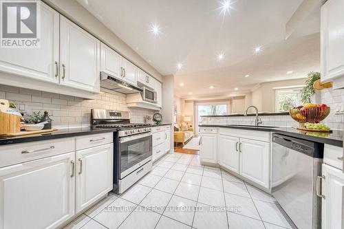 5522 Holbrook Road, Mississauga, ON - Indoor Photo Showing Kitchen With Upgraded Kitchen