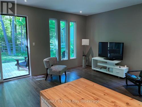 33 St. Laurent Boulevard, Tiny, ON - Indoor Photo Showing Living Room