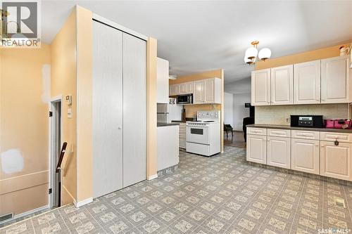 35 Elmview Road, Regina, SK - Indoor Photo Showing Kitchen