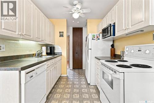 35 Elmview Road, Regina, SK - Indoor Photo Showing Kitchen