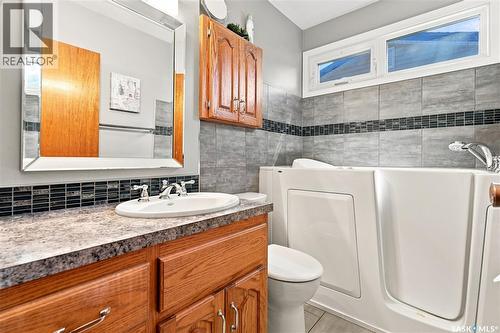 35 Elmview Road, Regina, SK - Indoor Photo Showing Bathroom