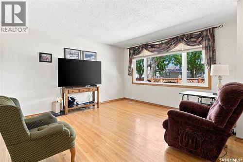 35 Elmview Road, Regina, SK - Indoor Photo Showing Living Room