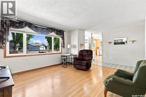 35 Elmview Road, Regina, SK - Indoor Photo Showing Living Room