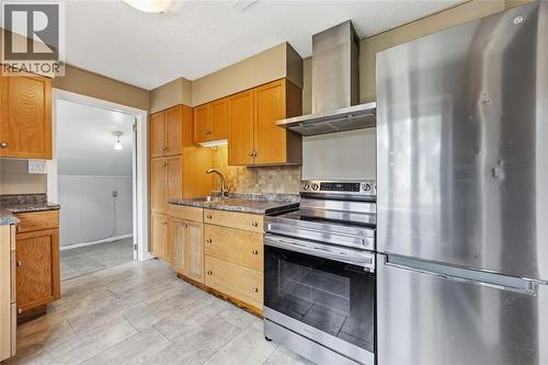 641 Maple Avenue, Sarnia, ON - Indoor Photo Showing Kitchen