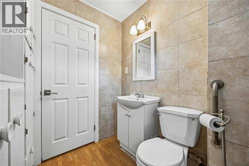 641 Maple Avenue, Sarnia, ON - Indoor Photo Showing Bathroom