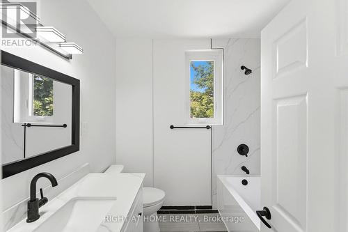 522 Cannon Street E, Hamilton, ON - Indoor Photo Showing Bathroom