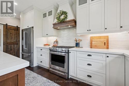 58 Carriage Crossing, Mapleton, ON - Indoor Photo Showing Kitchen With Upgraded Kitchen