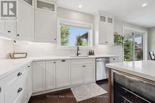58 Carriage Crossing, Mapleton, ON - Indoor Photo Showing Kitchen With Upgraded Kitchen