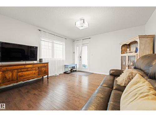 12425 111 Av Nw, Edmonton, AB - Indoor Photo Showing Living Room