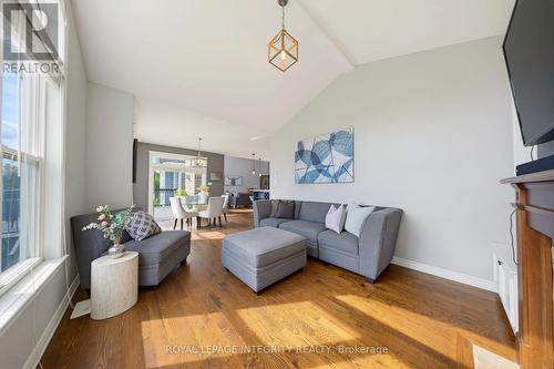 562 Pennycross Lane, Ottawa, ON - Indoor Photo Showing Living Room