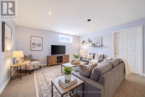 562 Pennycross Lane, Ottawa, ON - Indoor Photo Showing Living Room