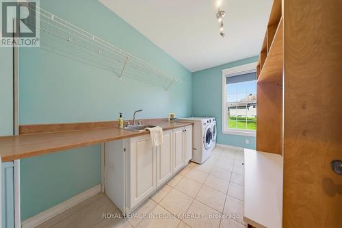 562 Pennycross Lane, Ottawa, ON - Indoor Photo Showing Laundry Room