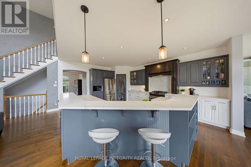 562 Pennycross Lane, Ottawa, ON - Indoor Photo Showing Kitchen With Upgraded Kitchen