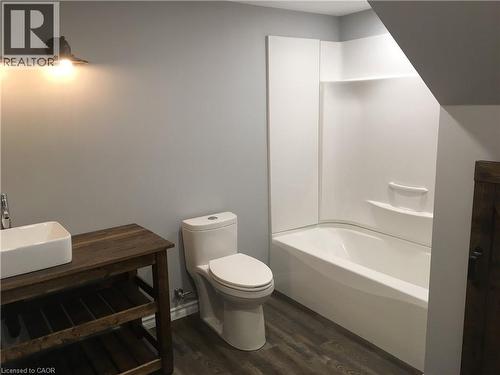 33 East 34Th Street, Hamilton, ON - Indoor Photo Showing Bathroom
