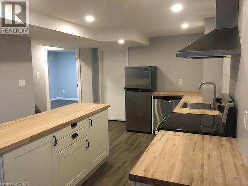 33 East 34Th Street, Hamilton, ON - Indoor Photo Showing Kitchen