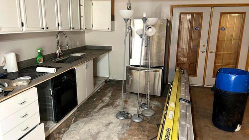 5801 Six Mile Lane, Cranbrook, BC - Indoor Photo Showing Kitchen