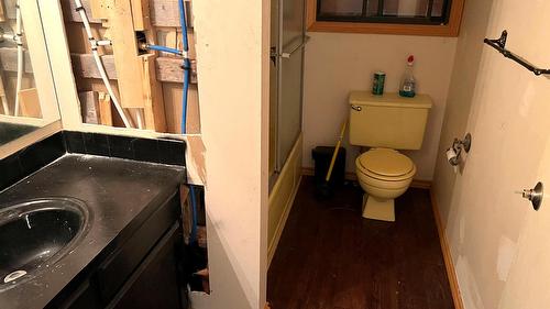 5801 Six Mile Lane, Cranbrook, BC - Indoor Photo Showing Bathroom