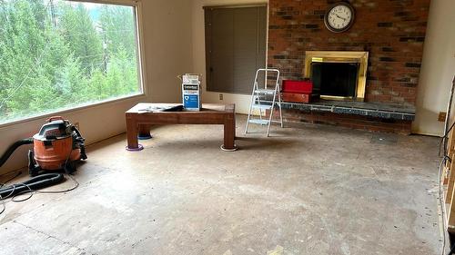 5801 Six Mile Lane, Cranbrook, BC - Indoor Photo Showing Other Room With Fireplace