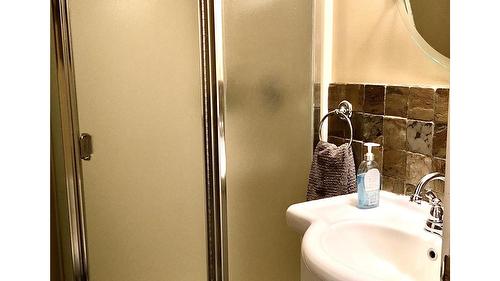 7957 Kincade Road, Kimberley, BC - Indoor Photo Showing Bathroom