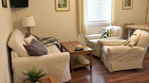 7957 Kincade Road, Kimberley, BC - Indoor Photo Showing Living Room