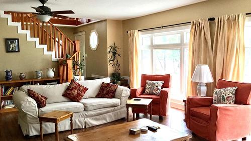 7957 Kincade Road, Kimberley, BC - Indoor Photo Showing Living Room