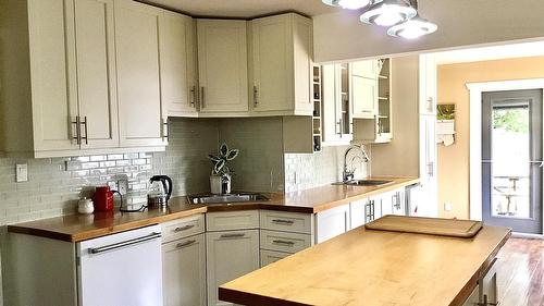 7957 Kincade Road, Kimberley, BC - Indoor Photo Showing Kitchen With Upgraded Kitchen