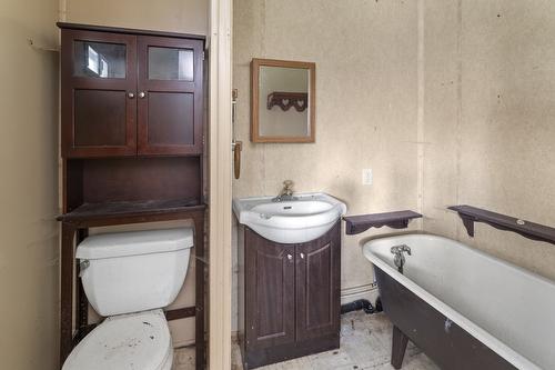 122 Silvercrest Road, Kitchener, BC - Indoor Photo Showing Bathroom