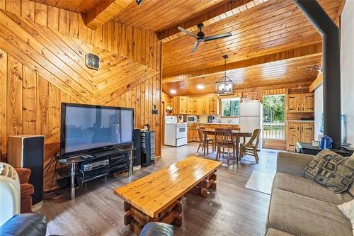 46 Ash St, Great Falls, MB - Indoor Photo Showing Living Room