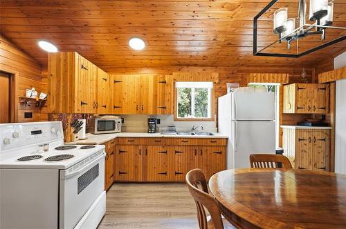 46 Ash St, Great Falls, MB - Indoor Photo Showing Kitchen With Double Sink