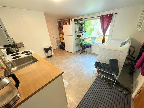 419 Manitoba Ave, Selkirk, MB - Indoor Photo Showing Laundry Room