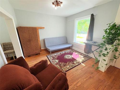 419 Manitoba Ave, Selkirk, MB - Indoor Photo Showing Living Room