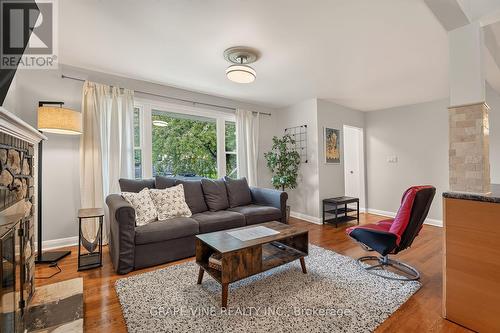 125 Norice Street, Ottawa, ON - Indoor Photo Showing Living Room