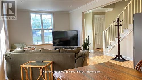 16 Wolfe Avenue, Deep River, ON - Indoor Photo Showing Living Room