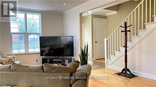 16 Wolfe Avenue, Deep River, ON - Indoor Photo Showing Living Room
