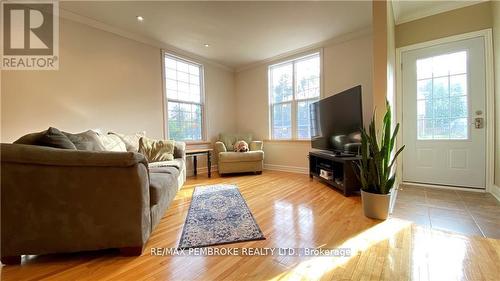 16 Wolfe Avenue, Deep River, ON - Indoor Photo Showing Living Room