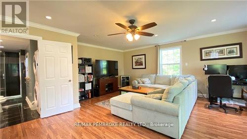 16 Wolfe Avenue, Deep River, ON - Indoor Photo Showing Living Room