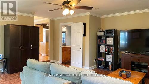 16 Wolfe Avenue, Deep River, ON - Indoor