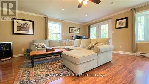 16 Wolfe Avenue, Deep River, ON - Indoor Photo Showing Living Room
