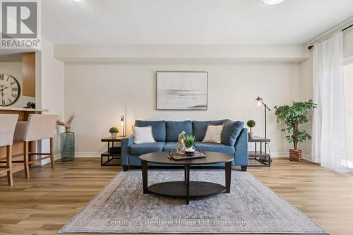 207 - 901 Paisley Road, Guelph (Willow West/Sugarbush/West Acres), ON - Indoor Photo Showing Living Room