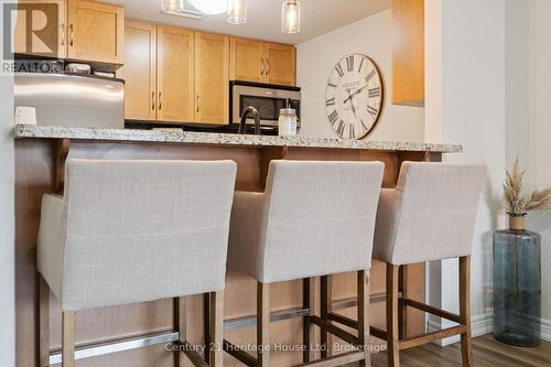 207 - 901 Paisley Road, Guelph (Willow West/Sugarbush/West Acres), ON - Indoor Photo Showing Kitchen