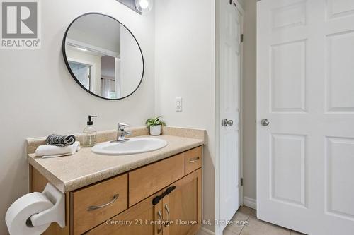 207 - 901 Paisley Road, Guelph (Willow West/Sugarbush/West Acres), ON - Indoor Photo Showing Bathroom