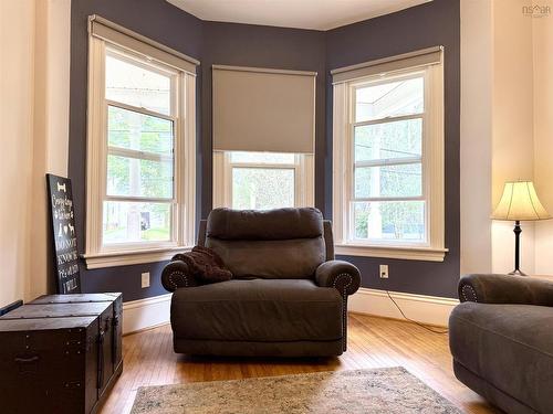 20 Agnew Street, Amherst, NS - Indoor Photo Showing Living Room