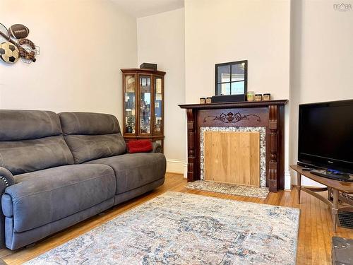 20 Agnew Street, Amherst, NS - Indoor Photo Showing Living Room