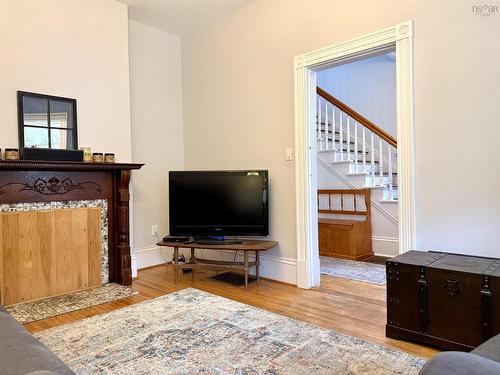 20 Agnew Street, Amherst, NS - Indoor Photo Showing Living Room