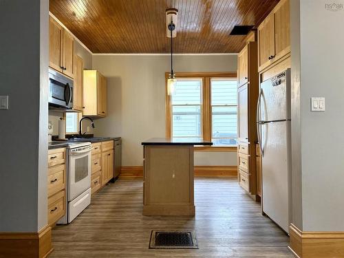 20 Agnew Street, Amherst, NS - Indoor Photo Showing Kitchen