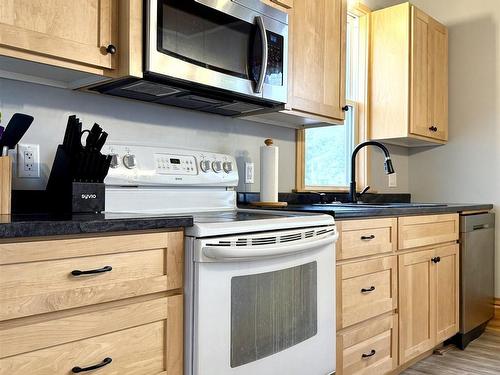 20 Agnew Street, Amherst, NS - Indoor Photo Showing Kitchen