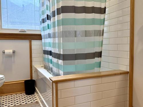 20 Agnew Street, Amherst, NS - Indoor Photo Showing Bathroom